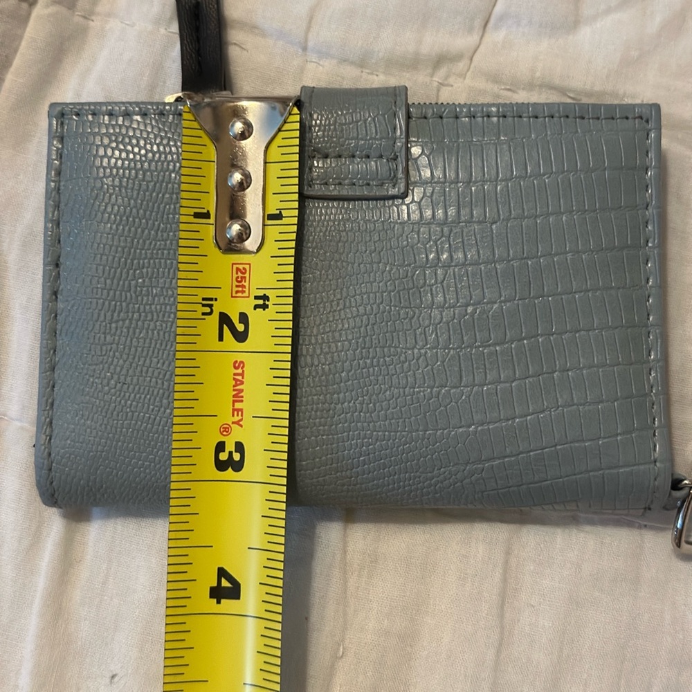 Betsy Johnson blue small wallet in great condition - Picture 4 of 6